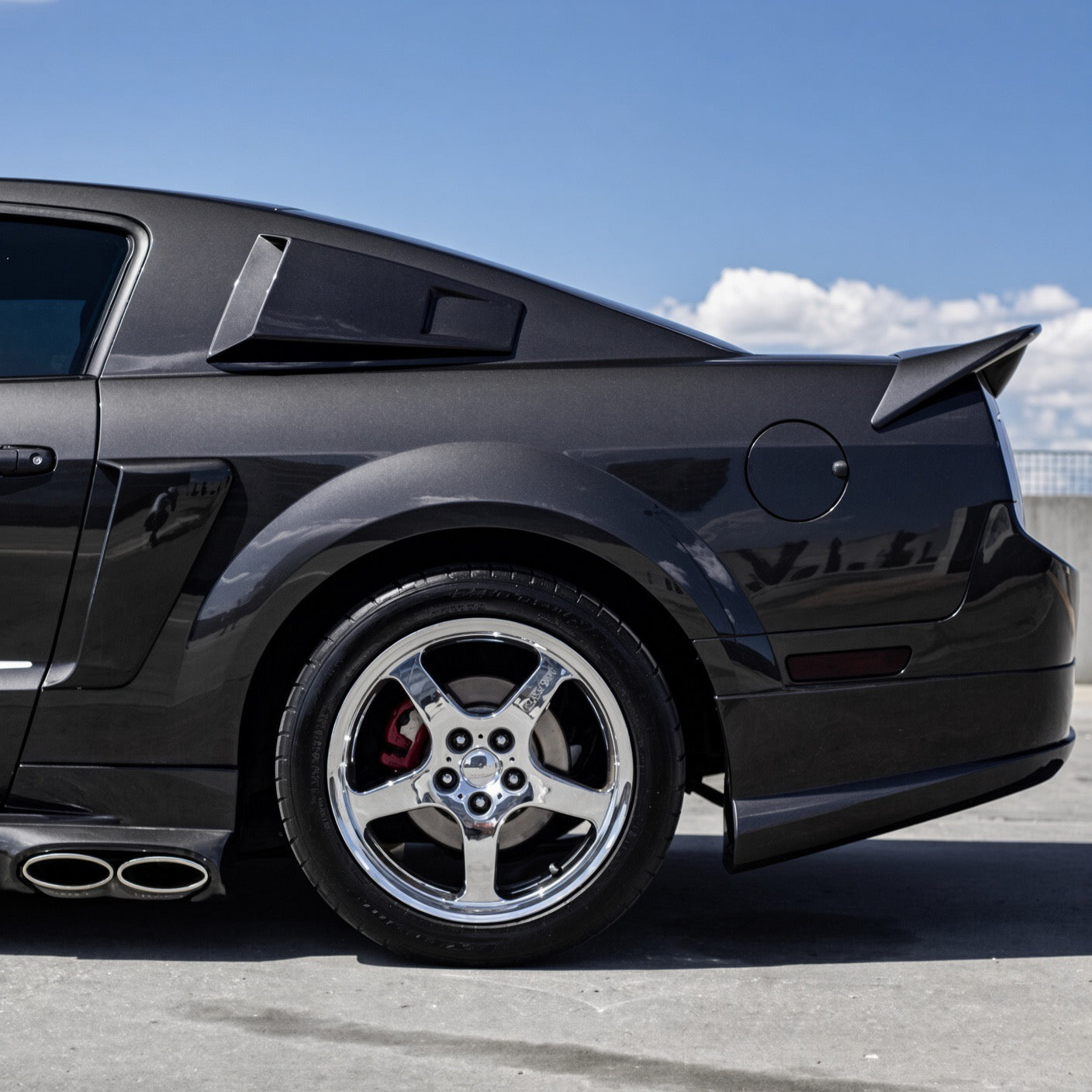 ROUSH STYLE UNPAINTED REAR TRUNK SPOILER - FORD MUSTANG (2005–2009)