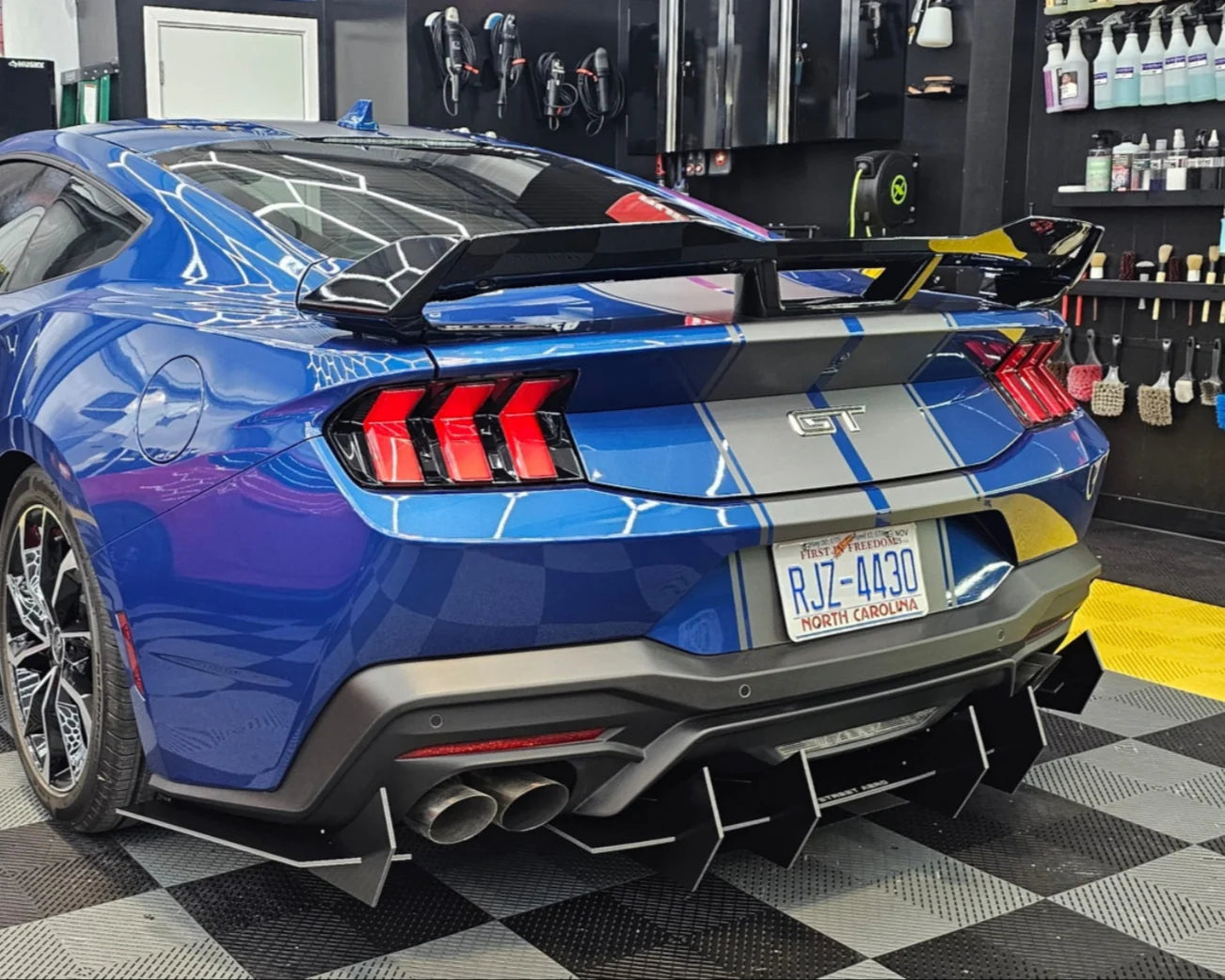 AAD V2 STYLE SHARK FIN REAR DIFFUSER - FORD MUSTANG (2024–2026)