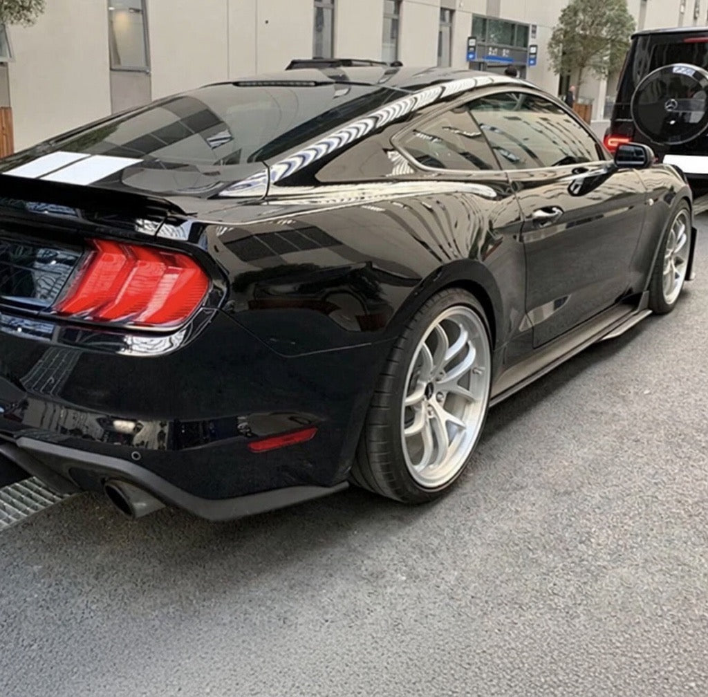 GT500 STYLE 4PCS MATTE BLACK SIDE SKIRTS ROCKER PANELS - FORD MUSTANG (2015–2023)